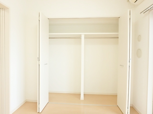 収納　幅のある洋室のクローゼット収納