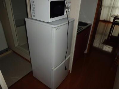 その他　キッチン隣に冷蔵庫と電子レンジ。