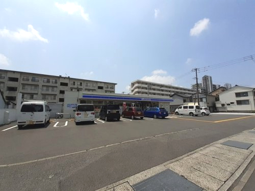 コンビニ　ローソン 高知旭町店（コンビニ）まで151m