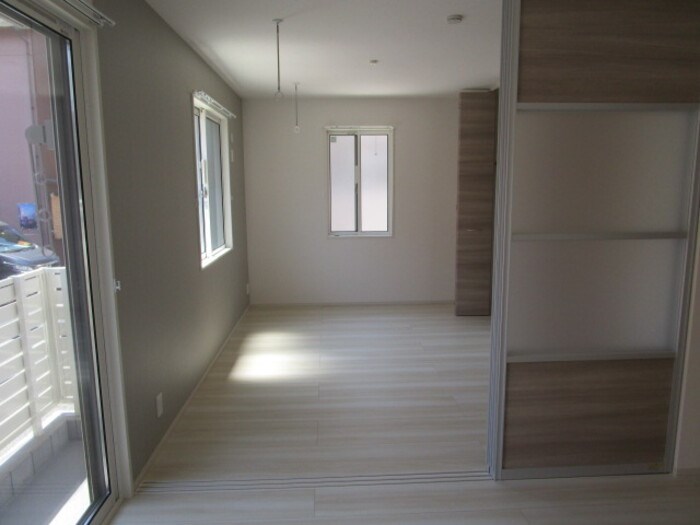 その他部屋・スペース　2面採光の明るい洋室です☆