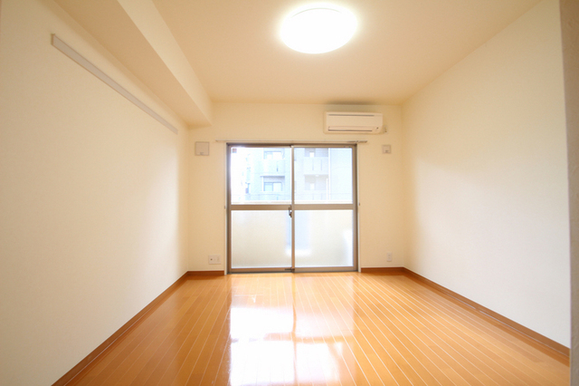 居室・リビング　８．４帖の洋間です