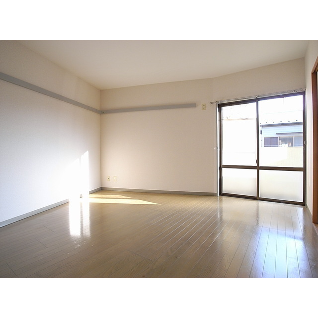 居室・リビング　大きな窓から陽光が差し込みます