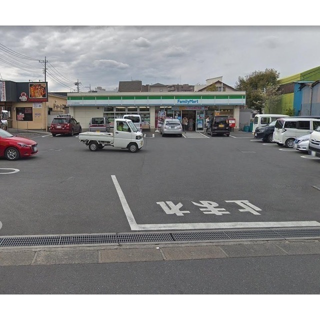 コンビニ　ファミリーマートさいたま新中里店（コンビニ）まで290m