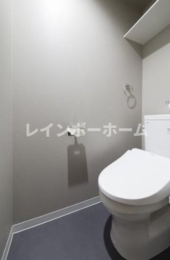トイレ　落ち着いた色調のトイレです