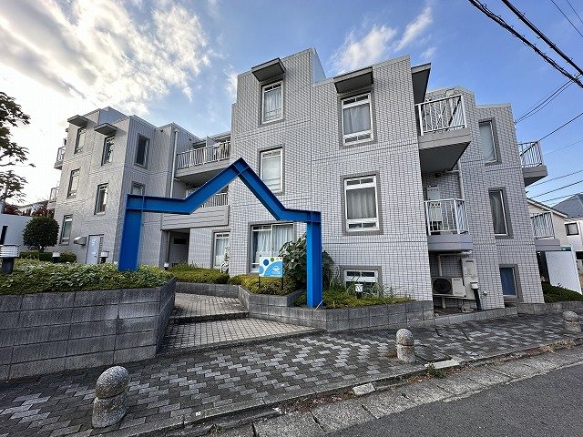 建物外観　小田急線「生田」駅・「読売ランド前」駅まで徒歩11分！便利な