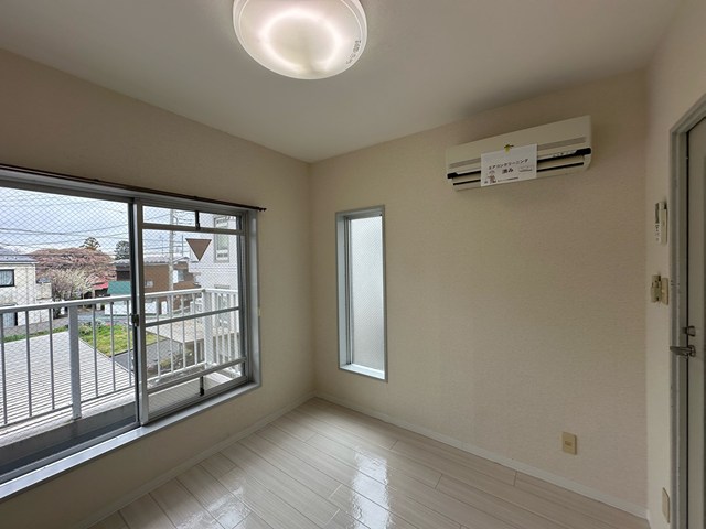 居室・リビング　洋室4.5帖☆玄関側にある角部屋二面採光のお部屋です♪バルコ