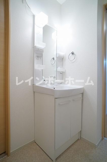 洗面設備　明るい洗面所です