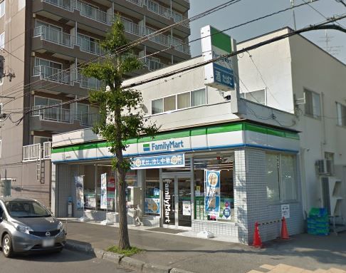コンビニ　ファミリーマート本郷通店（コンビニ）まで202m