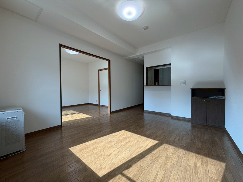 居室・リビング　木目のフローリングは落ち着きのある印象のお部屋になりますね。