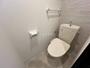 トイレ　嬉しい温水洗浄便座付きのトイレです。
