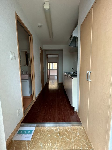 玄関　※写真は103号室です