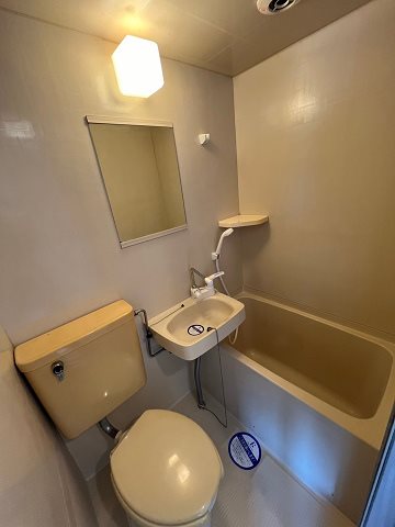 洗面設備　明るい洗面所です
