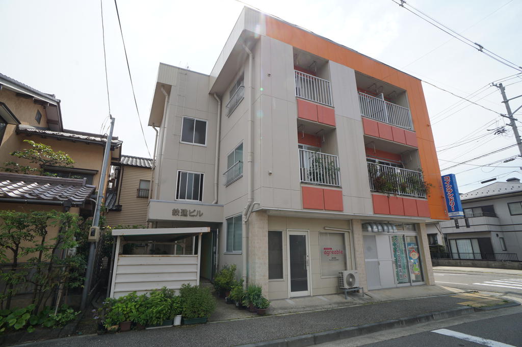 建物外観　1階にコインランドリー♪