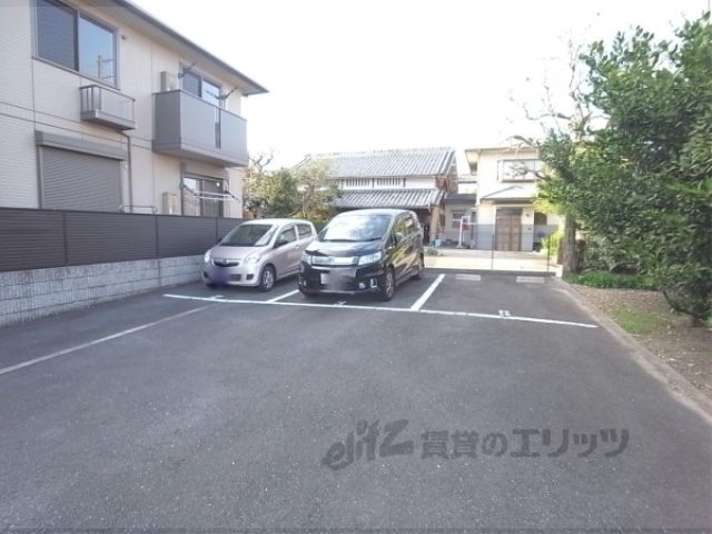 【アドラブール岩井の駐車場】