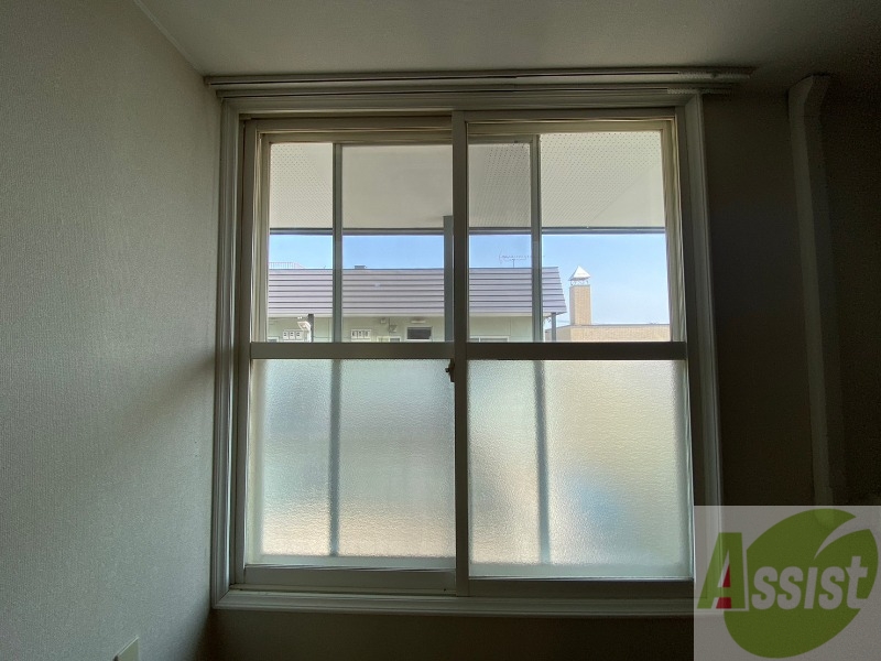 バルコニー　大きな窓がありますので風通しが良さそう。