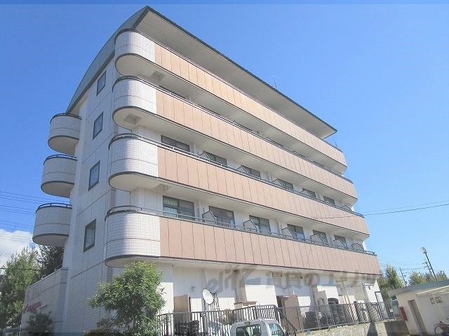 亀岡市余部町のマンションの建物外観