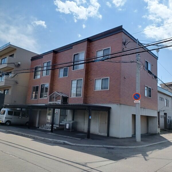 札幌市東区北四十一条東のアパートの建物外観