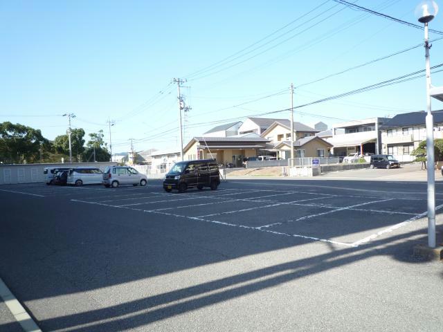 【鳴門市撫養町大桑島のマンションの駐車場】