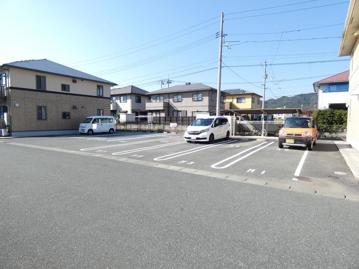 【山口市朝田のアパートの駐車場】