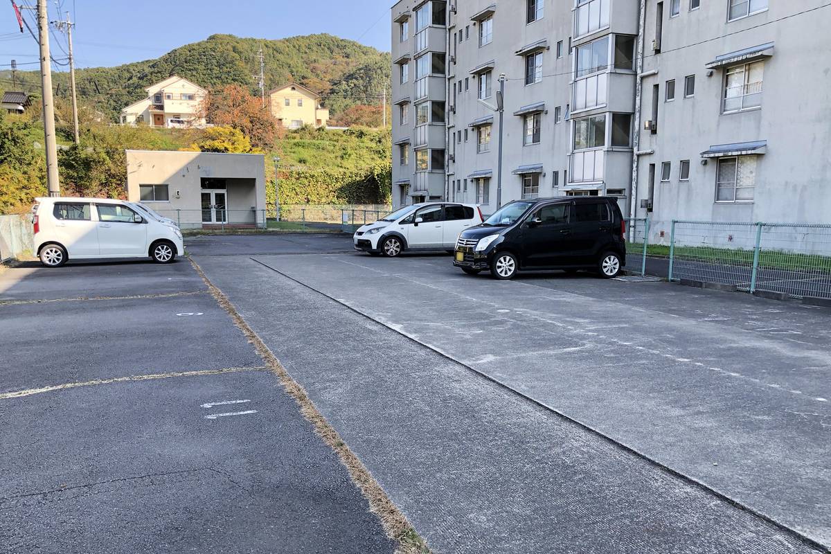 【上田市腰越のマンションの駐車場】