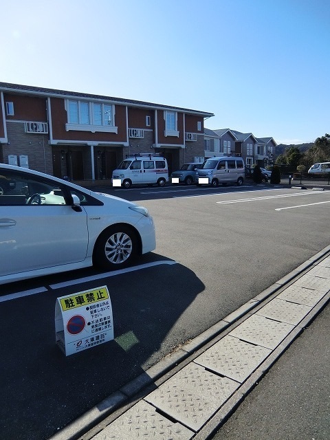 【シャン・フルールの駐車場】