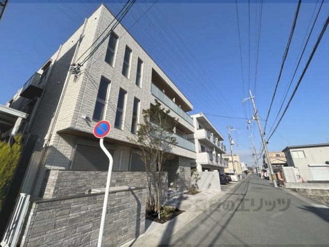 【京都市伏見区竹田段川原町のアパートの建物外観】