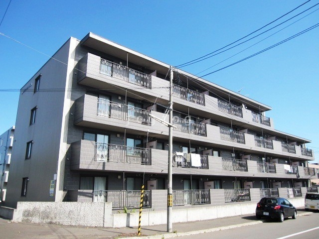 札幌市北区新川四条のマンションの建物外観