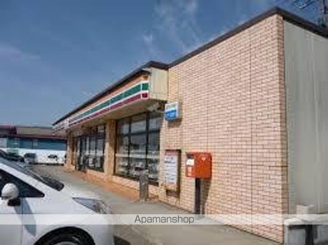 コンビニ　セブンイレブン（コンビニ）まで827m