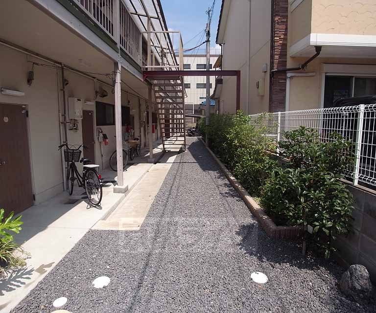 【京都市右京区西京極北衣手町のアパートのエントランス】