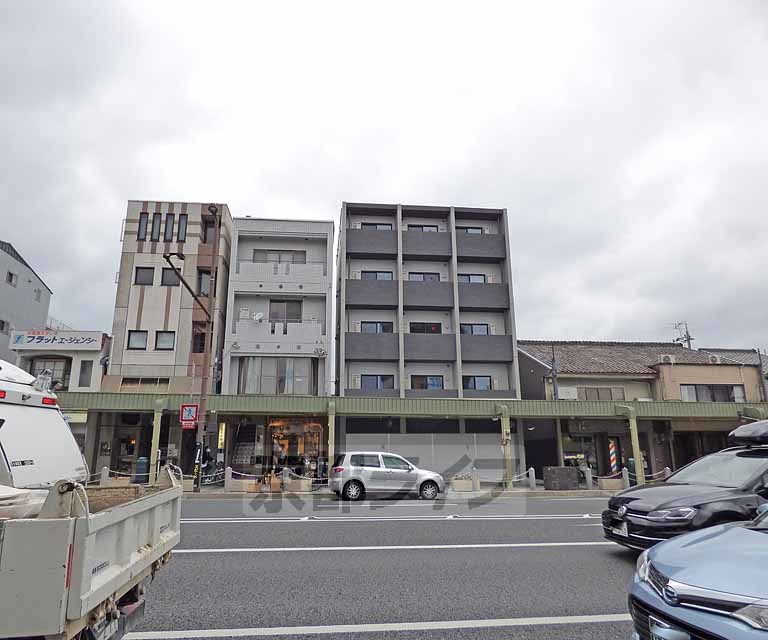 京都市北区小山北上総町のマンションの建物外観