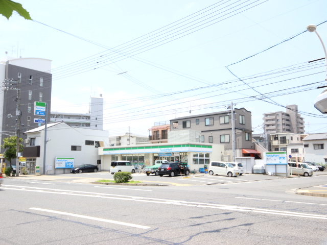 コンビニ　ファミリーマート（コンビニ）まで871m