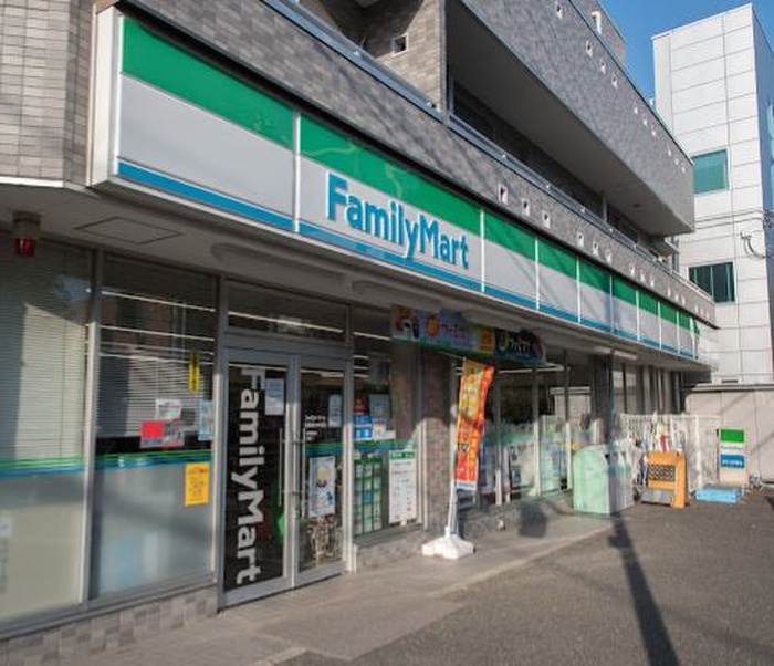 コンビニ　ファミリーマート目黒柿の木坂店（コンビニ）まで120m