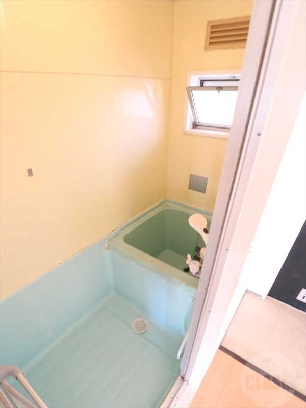 バス・シャワールーム　窓があり換気ができます