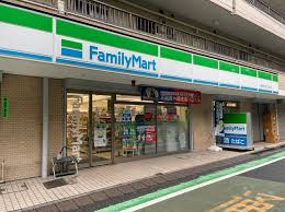 コンビニ　ファミリーマート新宿大久保二丁目店（コンビニ）まで569m