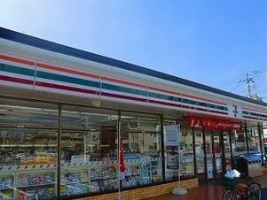 コンビニ　セブンイレブン（コンビニ）まで550m