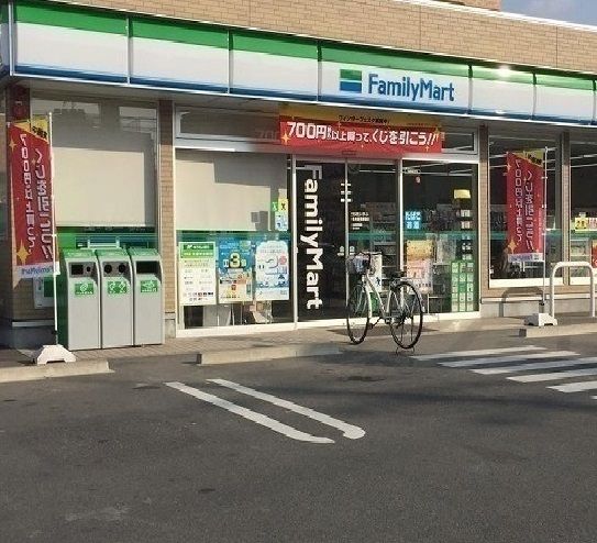 コンビニ　ファミリーマート（コンビニ）まで700m
