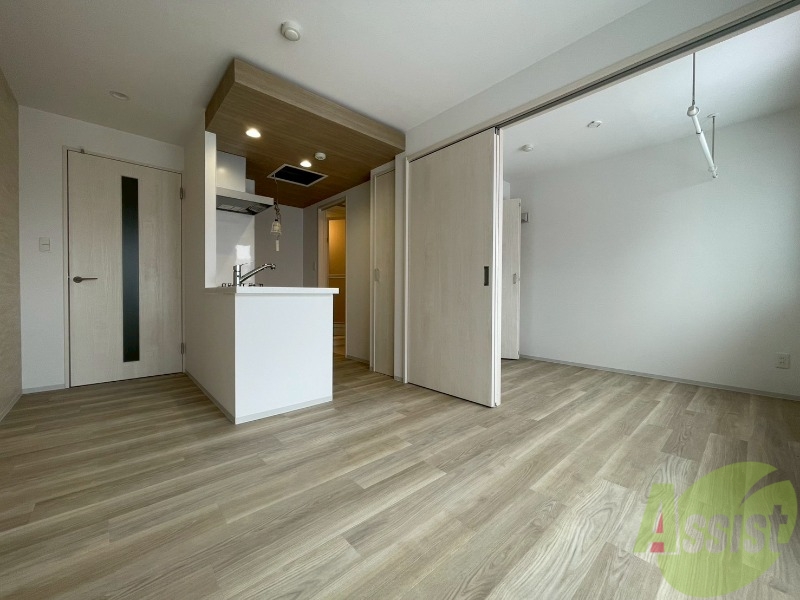 居室・リビング　木目のフローリングは落ち着きのある印象のお部屋になりますね。