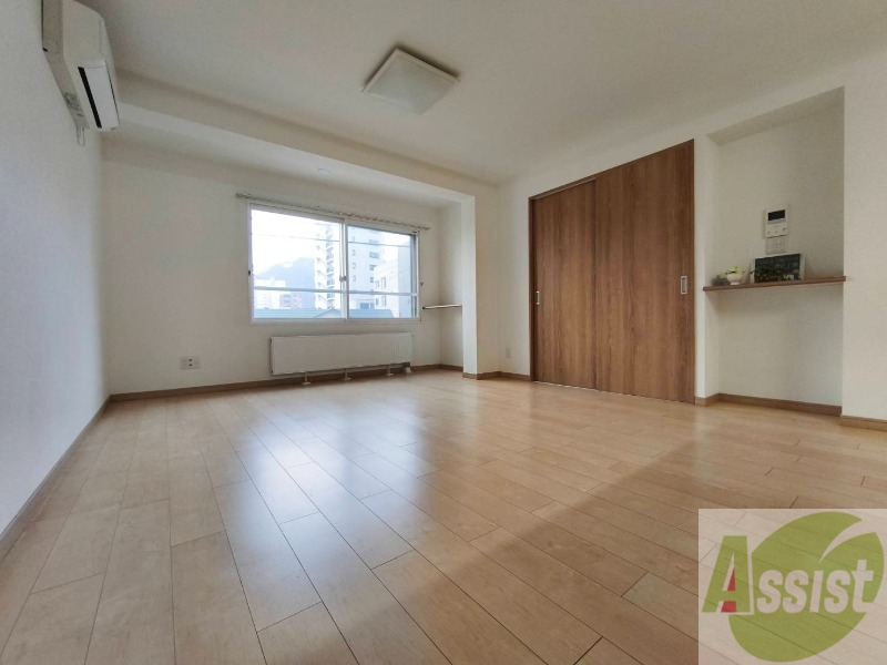 居室・リビング　リビングです。白を基調としていてお部屋全体が明るいですね！