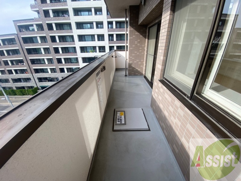 バルコニー　バルコニーは幅があり、広い印象を受けました。