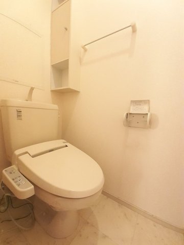 トイレ　落ち着いた色調のトイレです