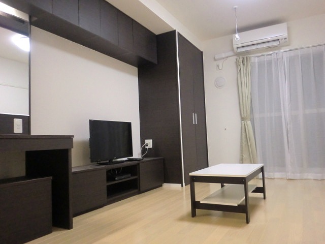 居室・リビング　クローゼットと独立洗面台付きのリビング