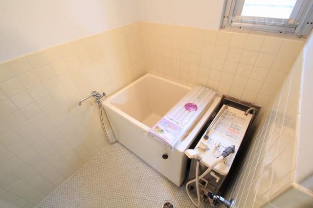 バス・シャワールーム　小窓付きのお風呂です。