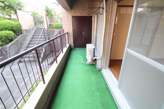 バルコニー　幅があるベランダです。嬉しい収納付き。