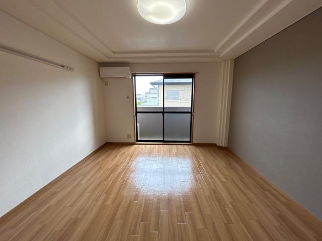 居室・リビング　9.4帖の南向き洋室