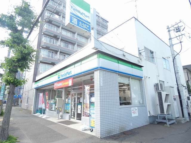 コンビニ　ファミリーマート（コンビニ）まで747m