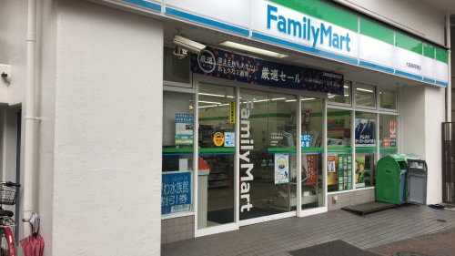 コンビニ　ファミリーマート 大森海岸駅東店（コンビニ）まで462m