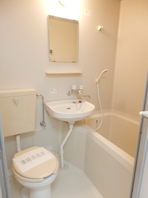 バス・シャワールーム　清潔感のあるバスルーム。