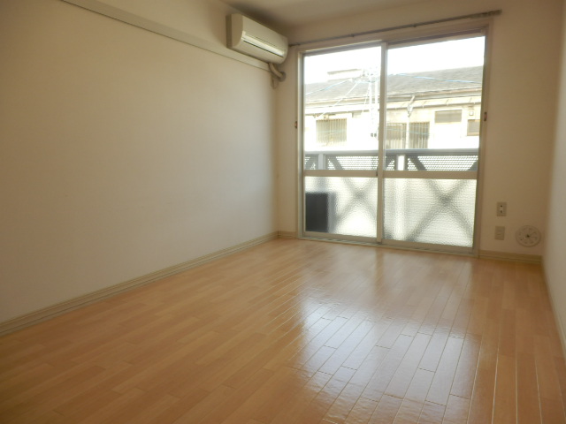 居室・リビング　東向きの明るい室内。