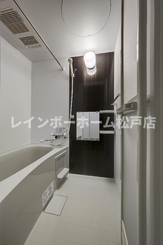 バス・シャワールーム　コンパクトで使いやすいお風呂です