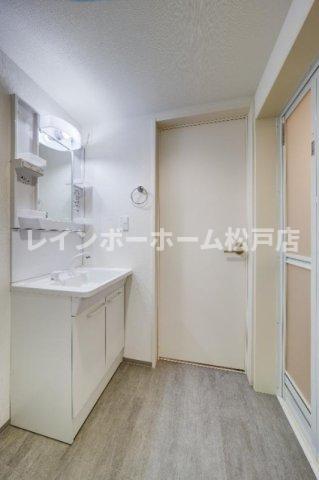 洗面設備　ゆったりとスペースのある洗面所